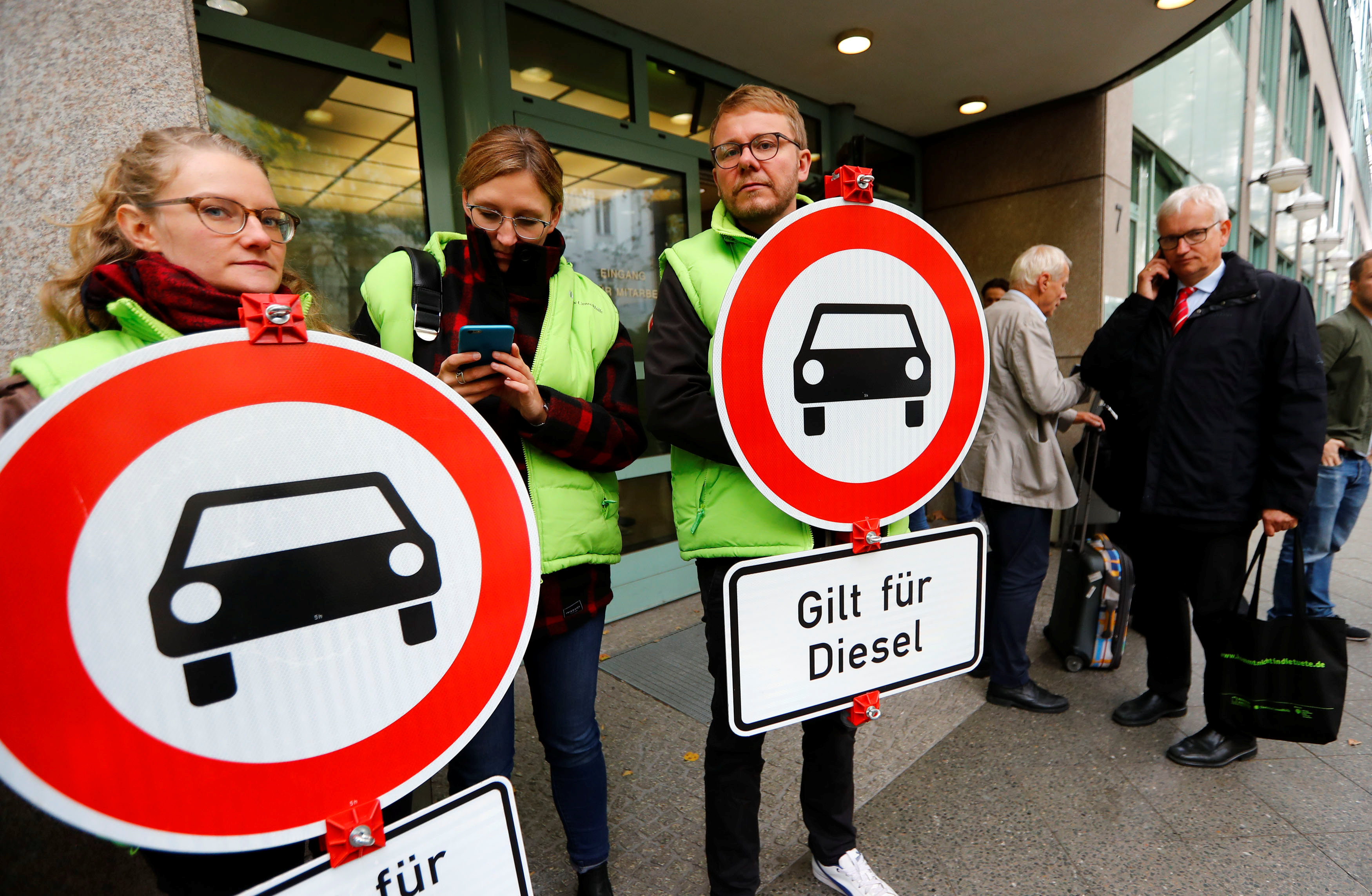 Aktivisti v Nemecku žiadajú, aby súdy zakázali v mestách automobily na naftu.