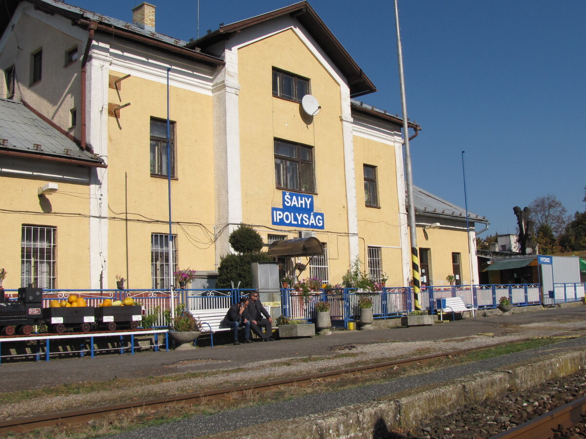 železničná stanica, Šahy