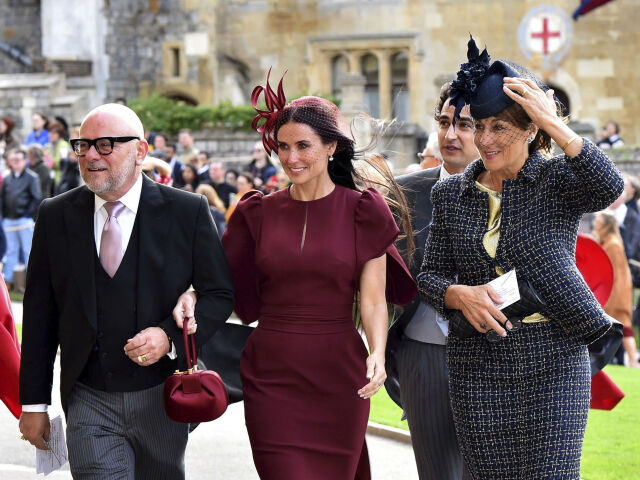 Herečka Demi Moore (v strede) prichádza v šatách Stelly McCartneyovej