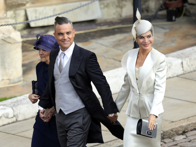 Robbie Williams, jeho manželka Ayda Field a svokra Gwen Field prišli na svadobný obrad spoločne. 