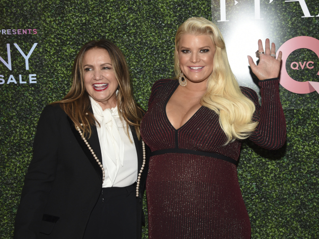 Speváčka a dizajnérka Jessica Simpson (vpravo) a jej mama Tina Simpson.