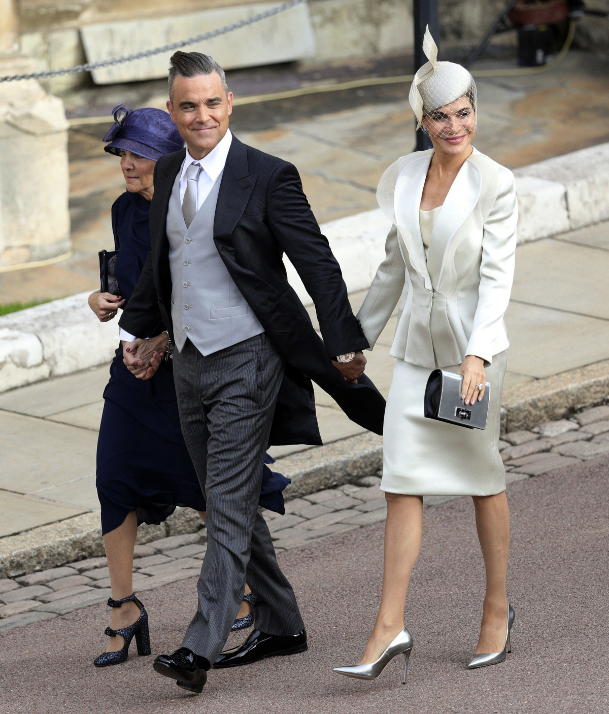 Robbie Williams, jeho manželka Ayda Field a svokra Gwen Field prišli na svadobný obrad spoločne. 