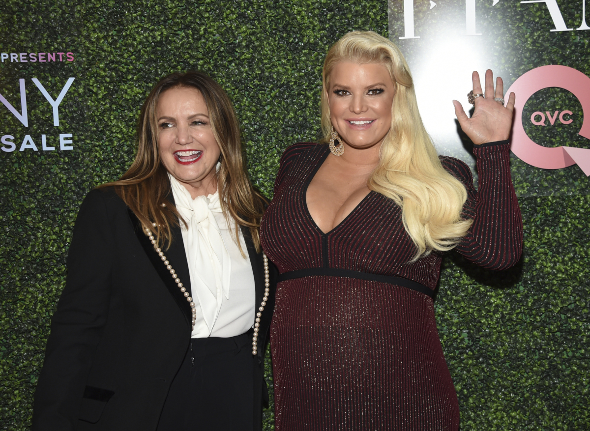 Speváčka a dizajnérka Jessica Simpson (vpravo) a jej mama Tina Simpson.