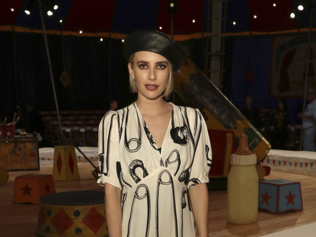 Herečka Emma Roberts na zábere z prehliadky Moschino v júni 2018.