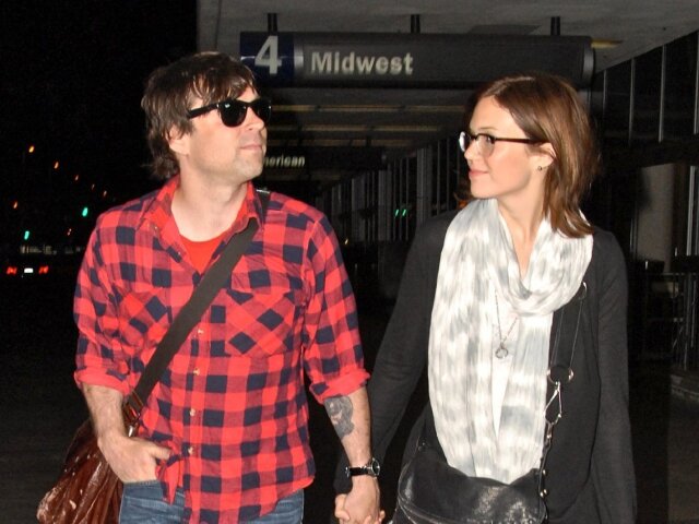 Speváčka Mandy Moore a jej niekdajší manžel Ryan Adams na návšteve letiska v Los Angeles. 