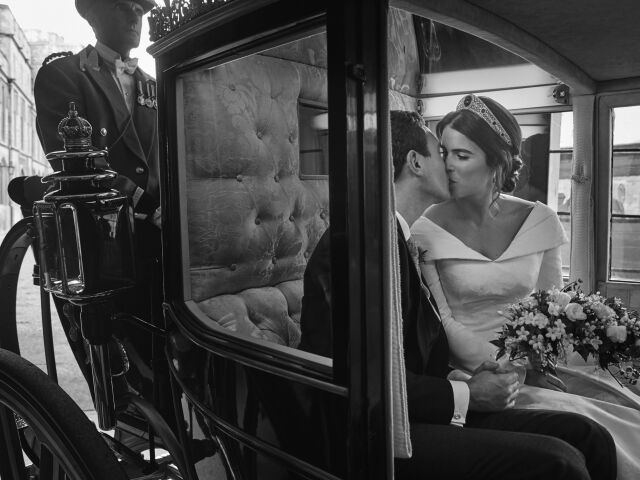 Čiernobiela fotografia bozku novomanželov, princeznej Eugenie a jej manžela Jacka Brooksbanka počas jazdy v koči.
