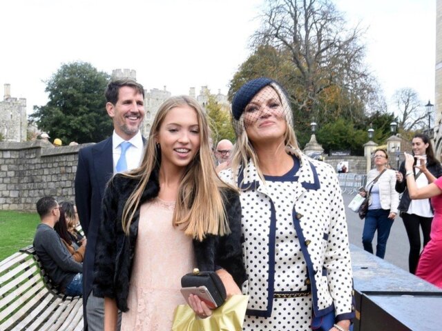 Topmodelka Kate Moss (vpravo) a jej dcéra Lila Grace Moss odchádzajú z Windsorského zámku. 
