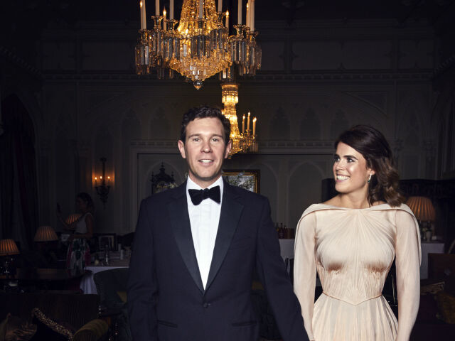 Záber z priestorov Buckinghamského paláca na princeznú Eugenie a jej manžela  Jacka Brooksbanka po svadobnej večeri. 