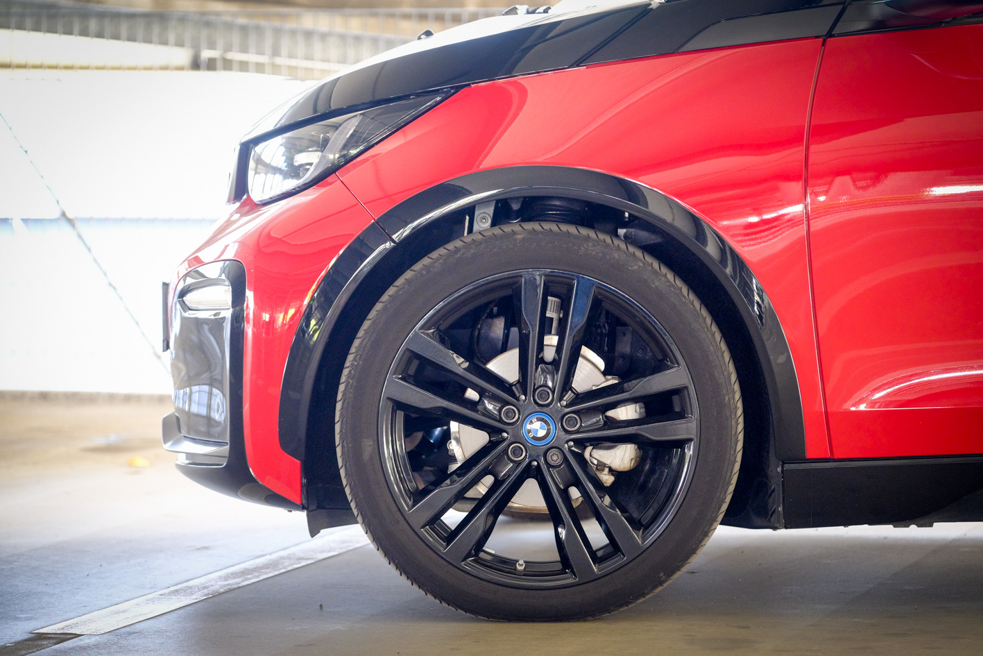BMW i3s REX stojí na 20 palcových kolesách.