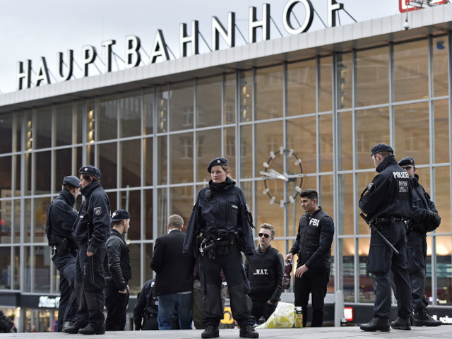 nemecko, kolín, stanica, železnica, polícia, rukojemník