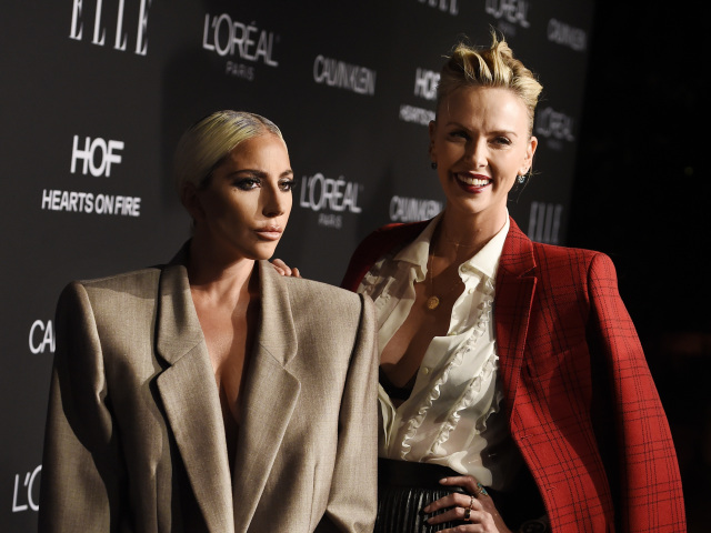 Herečka a speváčka Lady Gaga (vľavo) a herečka Charlize Theron pózovali spoločne. 
