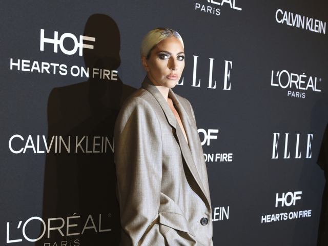 Speváčka a herečka Lady Gaga v kreácii Marc Jacobs. 