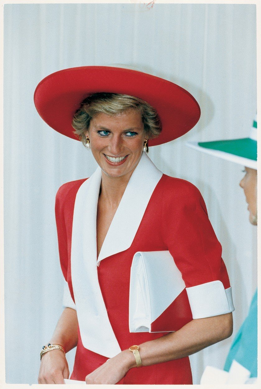 Princezná Diana na zábere z roku 1990. Jej ruku zdobí zlatý náramok, po ktorom siahla vojvodkyňa Meghan počas jej návvštevy Sydney.