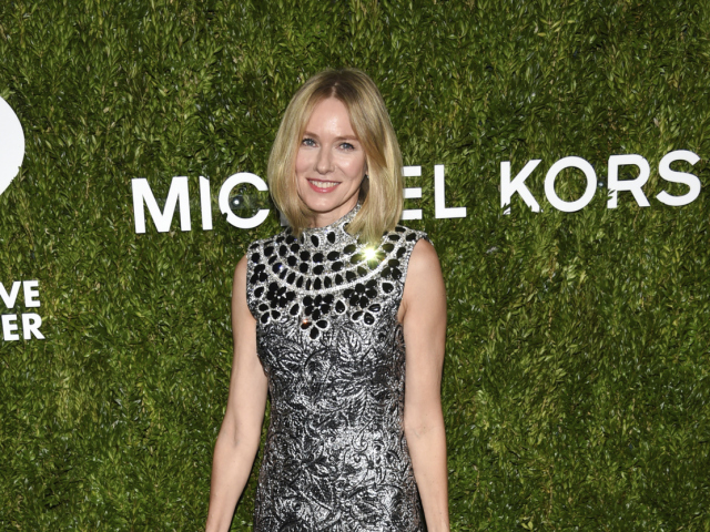 Herečka Naomi Watts v šatách Michael Kors. 