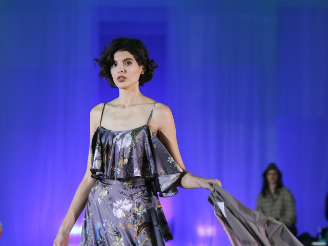 Modelka na prehliadke Rozbora Couture.