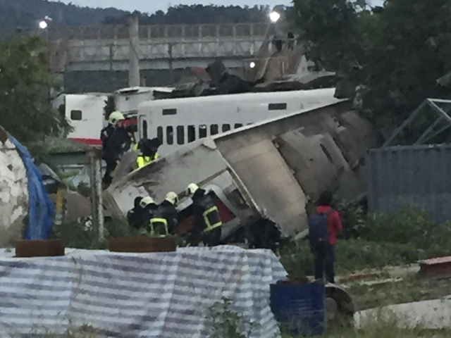Po zrážke s kamiónom sa v Poľsku vykoľajil rýchlik, štyri osoby sú ťažko zranené
