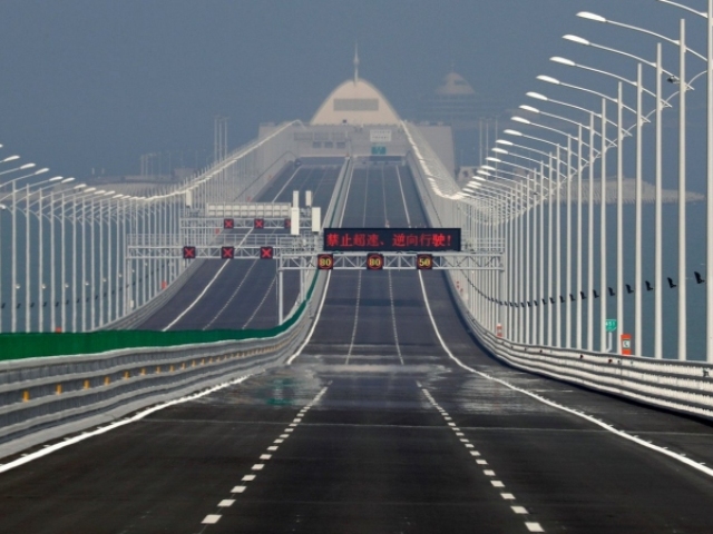 Čína - najdlhší nadmorský most Hongkong