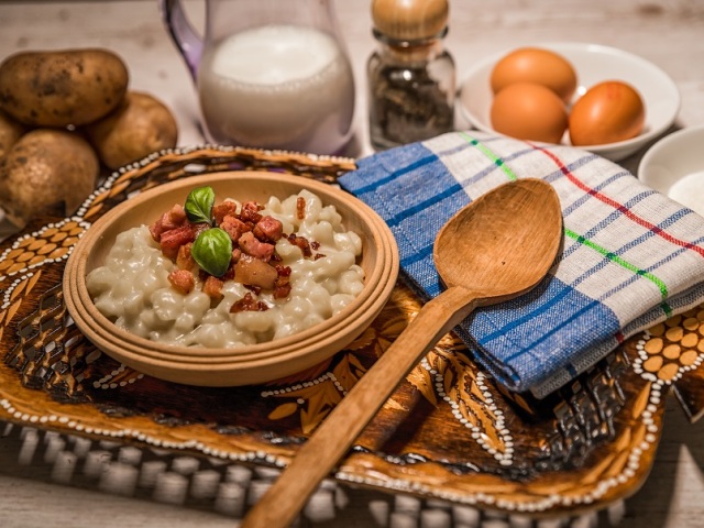 bryndzové halušky, jedlo, žinčica, slovenská kuchyňa