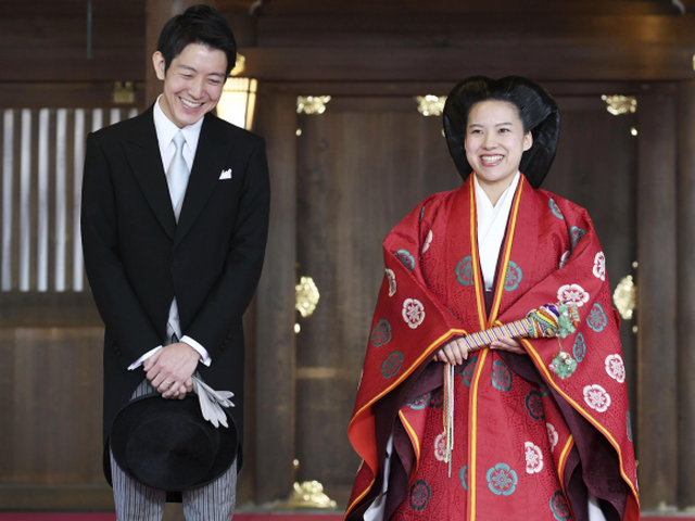 Japonská princezná Ajako, oblečená do tradičného odevu si vzala Keja Moriju, japonského obchodníka. 