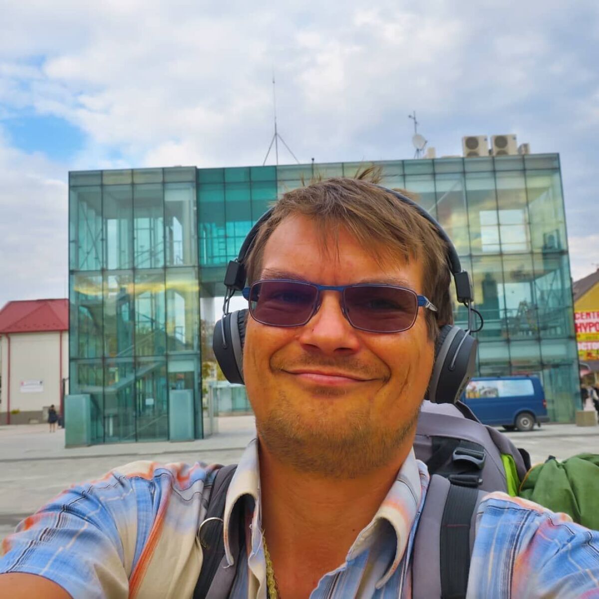 Jaroslav Staník, Stopom okolo sveta s filmom