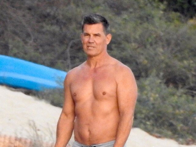 Herec Josh Brolin na zábere z pláže v Malibu. 