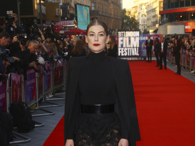 Herečka Rosamund Pike na premiére filmu A Private War v Londýne. 