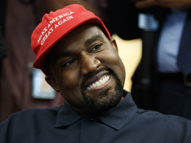Raper Kanye West počas návštevy Oválnej pracovne. 