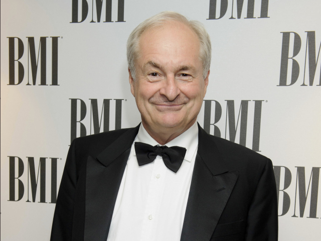 Moderátor Paul Gambaccini na archívnom zábere z roku 2011.