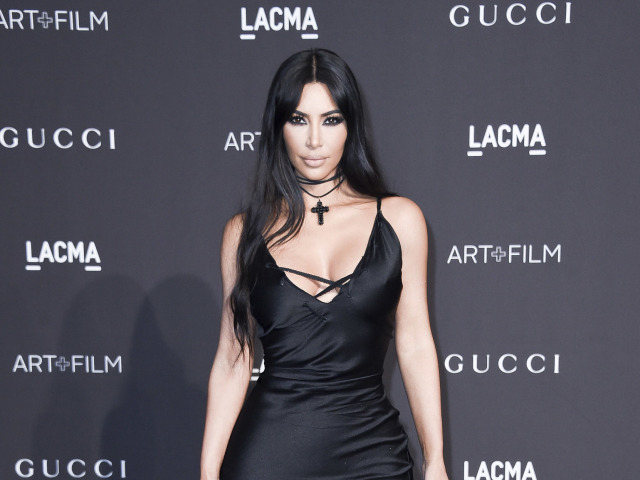 Televízna celebrita Kim Kardashian. Prišla bez manžela Kanye Westa. 