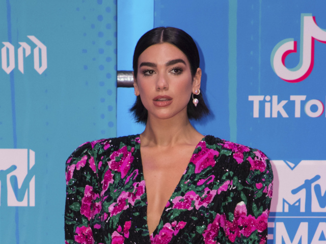 Speváčka Dua Lipa pózuje v minikreácii Saint Laurent.