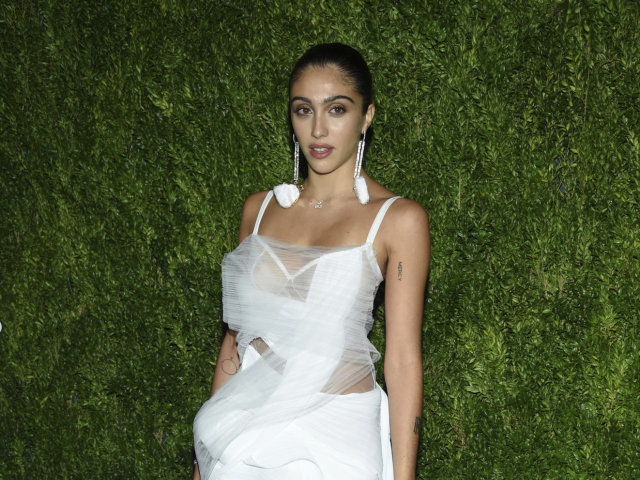 Modelka a celebrita Lourdes Leon, dcéra speváčky Madonny predviedla neoholené nohy aj chlpaté podpazušie. No bola krásna. 