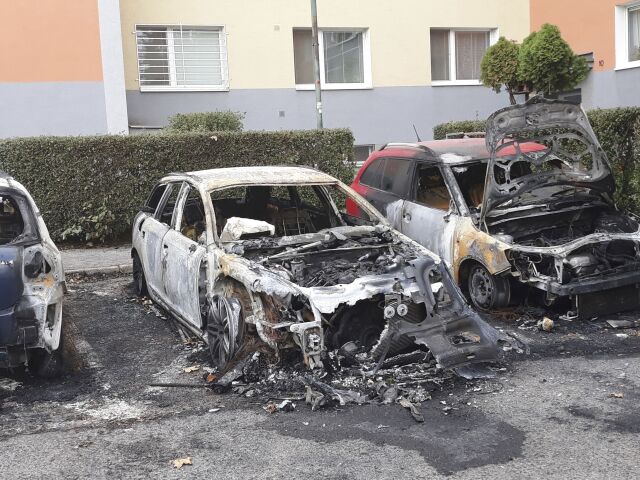 polícia požiar Vrakuňa autá úmysel
