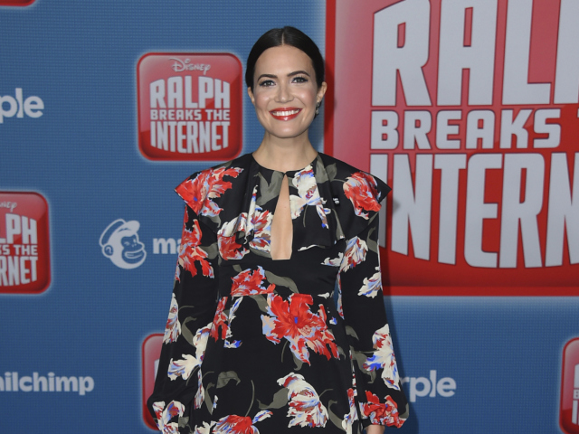 Herečka Mandy Moore v kreácii Rochas. 