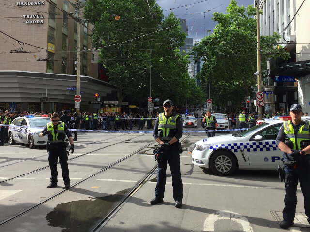 Austrália, Melbourne, ulica, policajti, pobodanie