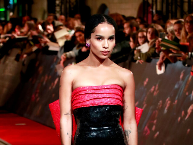 Herečka Zoe Kravitz v kreácii Saint Laurent. 