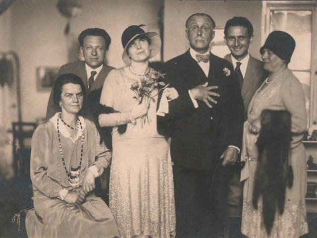 Svadba s Claire Beckovou 28.7.1929. Vedľa Loosa druhý sprava jeho kolega Heinrich Kulka.