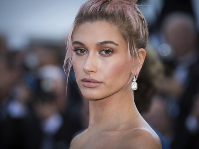 Modelka Hailey Baldwin na archívnom zábere.