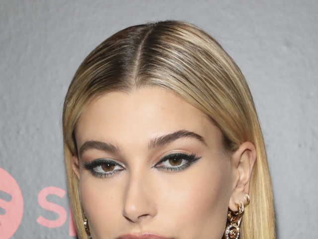 Topmodelka Hailey Baldwin na archívnom zábere.