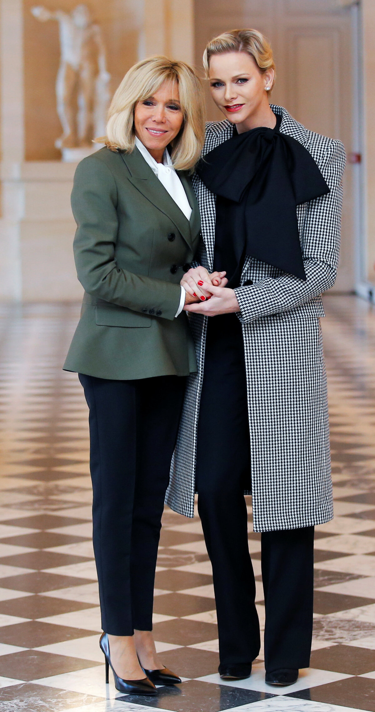 Prvá dáma Francúzska Brigitte Macron (vľavo) a princezná Charlene z Monaka. 