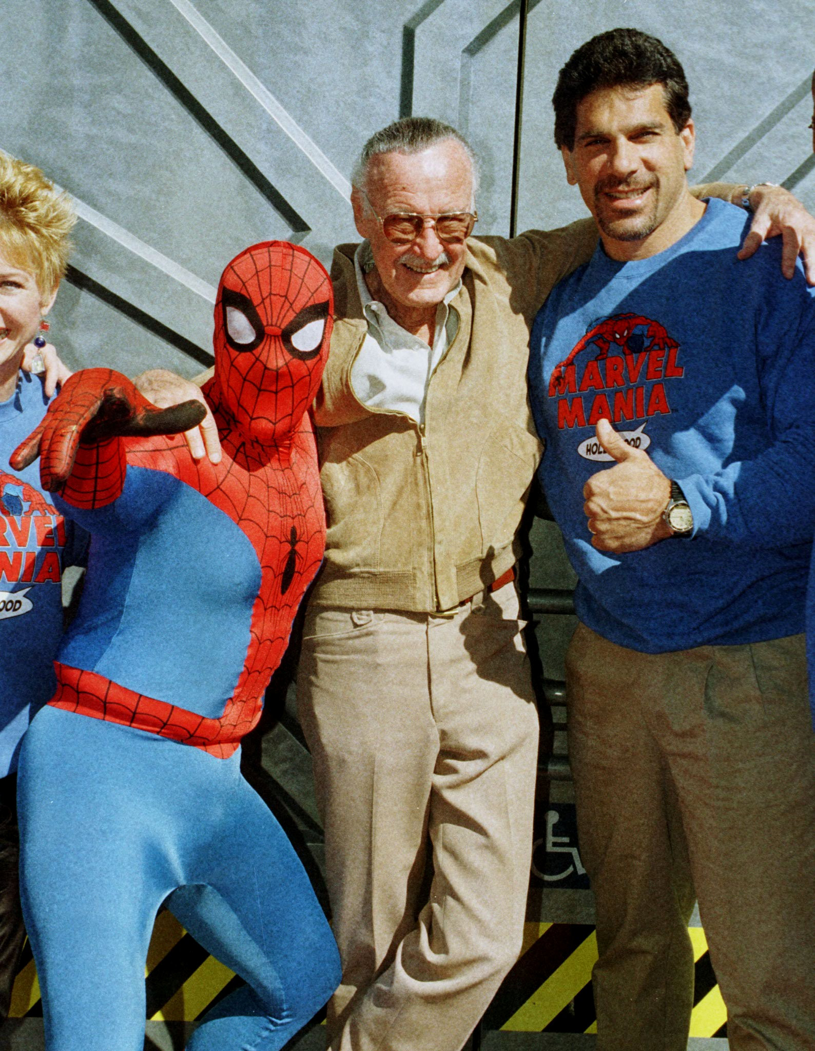 Tvorca komiksov Stan Lee (v strede) pózuje s hercom  Lou Ferrignom v roku 1998.