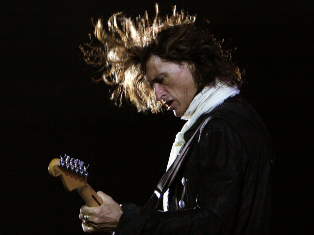 Gitarista Joe Perry na archívnom zábere.