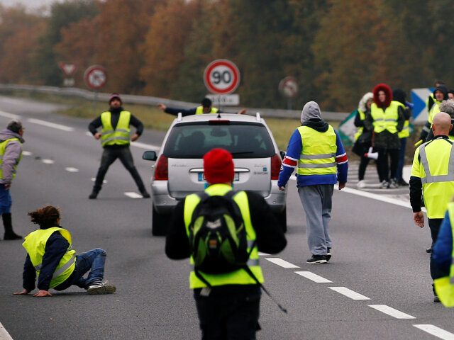 francúzsko, demonštrácia, protest, žlté vesty, cesta, auto, blokáda