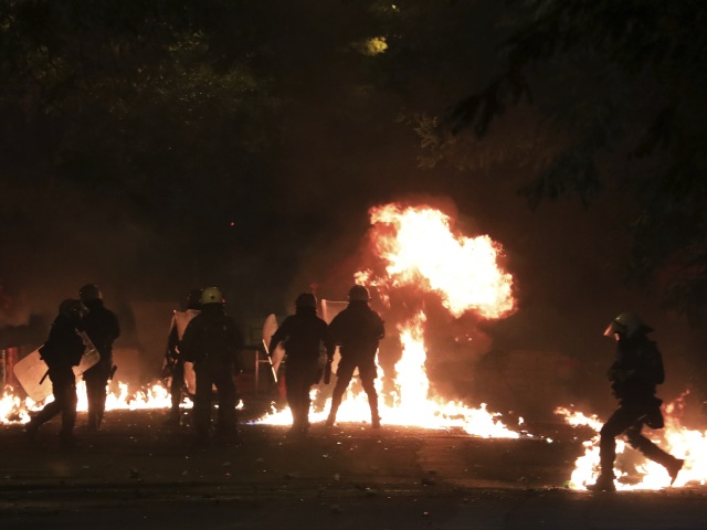 grécko, polícia, výročie, demonštrácia, protest, oheň, požiar