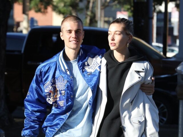 Spevák Justin Bieber a modelka Hailey Baldwin na archívnom zábere z ulice v Los Angeles. 