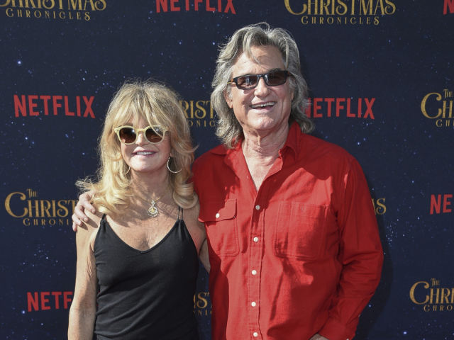 Herečka Goldie Hawn a jej životný partner Kurt Russell na premiére The Christmas Chronicles v Los Angeles.