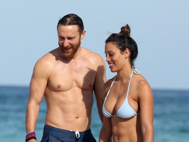 Dídžej David Guetta a jeho priateľka Jessica Ledon spoločne na pláži v Miami. 
