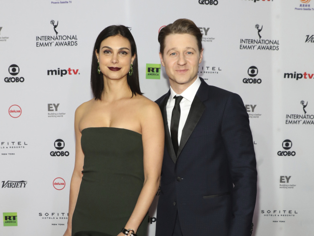 Morena Baccarin a jej manžel Ben McKenzie prišli na vyhlásenie cien spoločne. 
