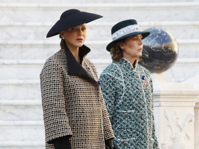 Princezná Charlene (vľavo) v luxusnej kreácii. Princezná Caroline v kreácii Chanel Haute Couture.