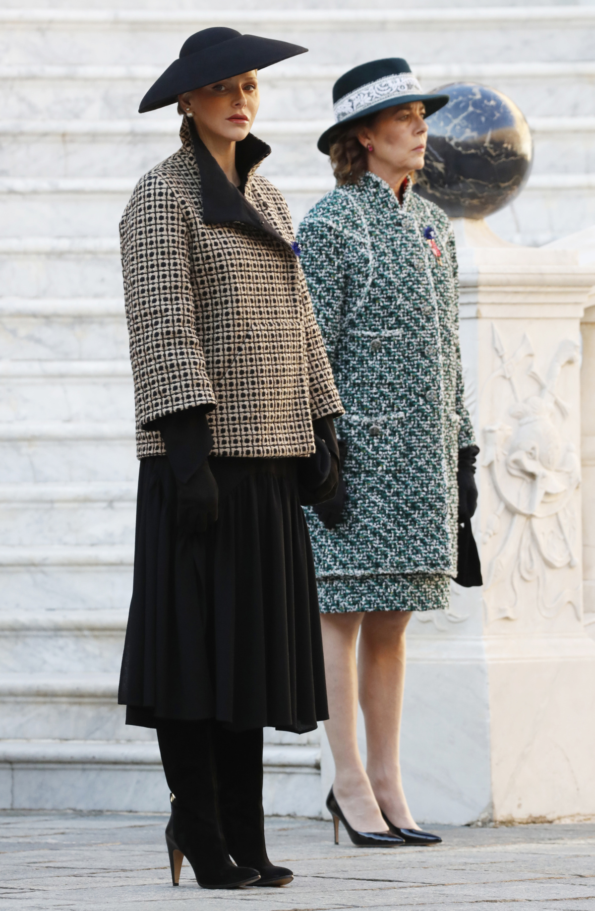 Princezná Charlene (vľavo) v luxusnej kreácii. Princezná Caroline v kreácii Chanel Haute Couture.
