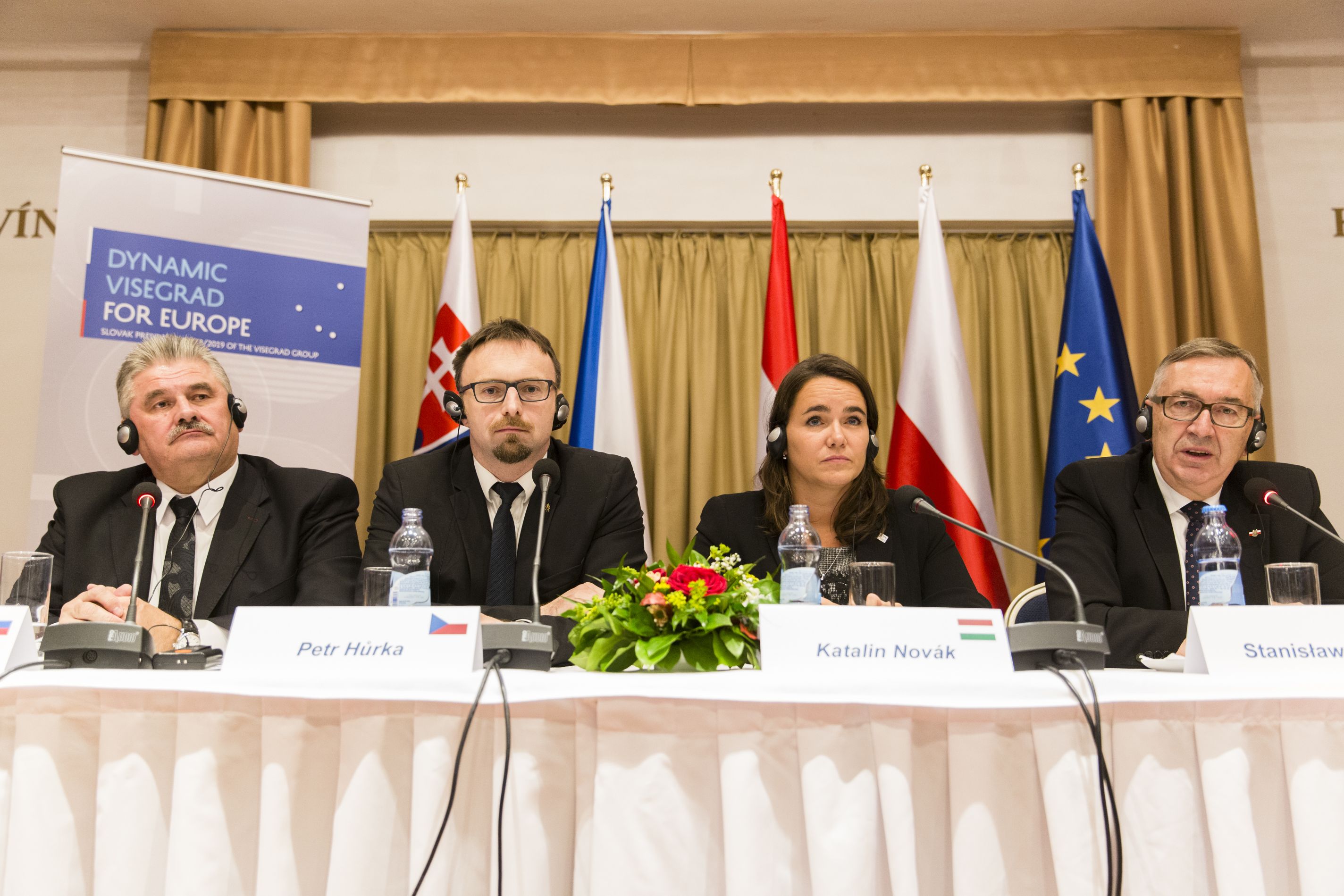 Ministri práce krajín V4 minulý týždeň počas stretnutia v Bratislave proti rakúskej novele opäť dôrazne protestovali. Na snímke sú zľava minister práce Ján Richter, štátny tajomník ministerstva práce a sociálnych vecí ČR Petr Hůrka, ministerka, zodpovedná za politiku rodiny a mládeže Maďarska Katalin Novák a štátny tajomník ministerstva pre rodinu, prácu a sociálnu politiku Poľska Stanislaw Szwed.